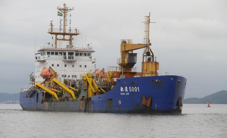 Porto de Paranaguá é dragado por três equipamentos, ao mesmo tempo Também na última quarta, a draga Hang Jun, com capacidade de cisterna de cinco mil metros cúbicos, chegou para fazer a bacia de evolução do píer de inflamáveis, canal do Surdinho (canal alternativo, com profundidade de 12 metros), e o Porto de Antonina (profundidade de nove metros).