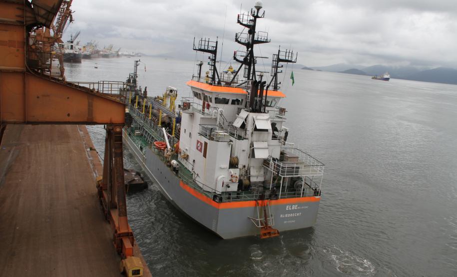 Esta semana, duas outras dragas, uma chinesa e outra holandesa, se juntaram à Xin Hai Niu, para dragar os portos paranaenses. Estão em obra a bacia de evolução, os berços e o canal de acesso. Concluídos os trabalhos no Porto de Paranaguá, dragagem será feita em Antonina.