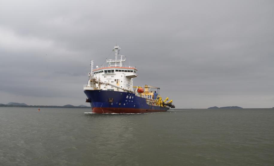 A draga Xin Hai Niu, a maior, com capacidade de cisterna de dez mil metros cúbicos, já concluiu a dragagem da bacia de evolução (de profundidade de 12 metros, de onde foram retirados cerca de 1,3 milhão de metros cúbicos de sedimentos) e atualmente trabalha no canal de acesso ao Porto de Paranaguá.