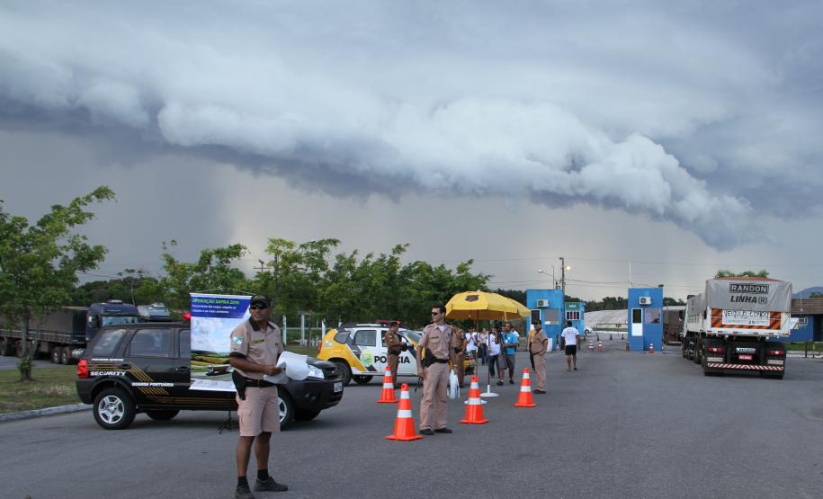 No dia em que comemora o 79º aniversário, o Porto de Paranaguá celebra, também, a produtividade e o desempenho alcançados nesses dois primeiros meses do ano. Para marcar a data, a Administração dos Portos de Paranaguá e Antonina (Appa) realizou uma blitz da Operação Safra 2014, junto aos caminhoneiros no Pátio Público de Triagem.