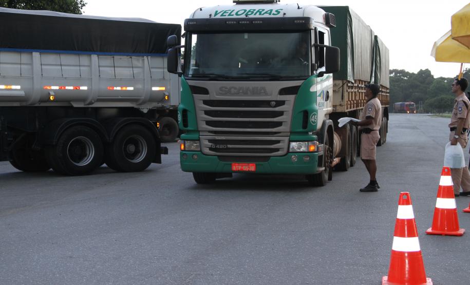 No dia em que comemora o 79º aniversário, o Porto de Paranaguá celebra, também, a produtividade e o desempenho alcançados nesses dois primeiros meses do ano. Para marcar a data, a Administração dos Portos de Paranaguá e Antonina (Appa) realizou uma blitz da Operação Safra 2014, junto aos caminhoneiros no Pátio Público de Triagem.