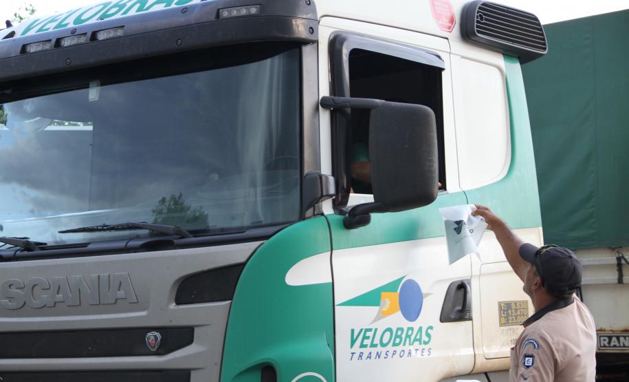 No dia em que comemora o 79º aniversário, o Porto de Paranaguá celebra, também, a produtividade e o desempenho alcançados nesses dois primeiros meses do ano. Para marcar a data, a Administração dos Portos de Paranaguá e Antonina (Appa) realizou uma blitz da Operação Safra 2014, junto aos caminhoneiros no Pátio Público de Triagem.