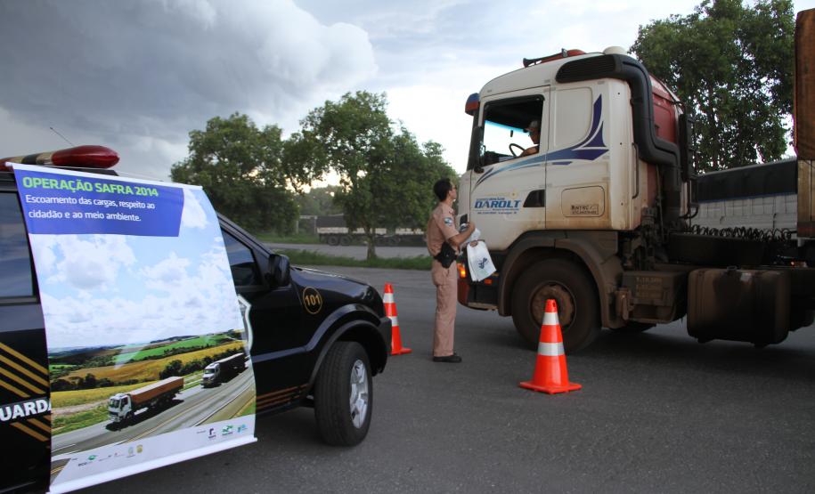 No dia em que comemora o 79º aniversário, o Porto de Paranaguá celebra, também, a produtividade e o desempenho alcançados nesses dois primeiros meses do ano. Para marcar a data, a Administração dos Portos de Paranaguá e Antonina (Appa) realizou uma blitz da Operação Safra 2014, junto aos caminhoneiros no Pátio Público de Triagem.