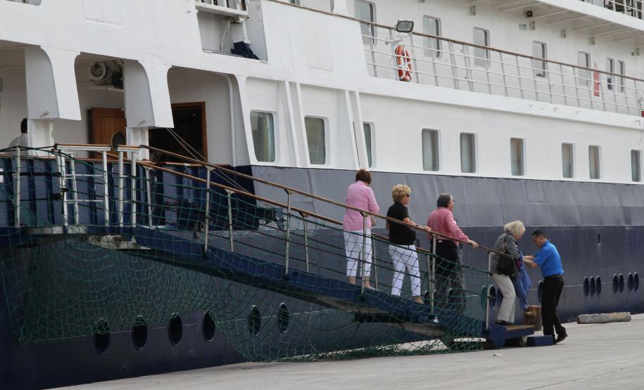 Um dia antes do fim do Verão, fechando a temporada de cruzeiros 2013/14, o navio o Sea Explorer (Marujo) atracou nesta quarta-feira (19), por volta das 7h30, no Porto de Paranaguá. Os cerca de 90 passageiros, a maioria norte americanos com mais de 60 anos, aproveitam a parada turística - de 12 horas - para visitar Curitiba.