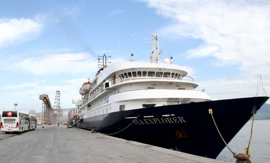 Um dia antes do fim do Verão, fechando a temporada de cruzeiros 2013/14, o navio o Sea Explorer (Marujo) atracou nesta quarta-feira (19), por volta das 7h30, no Porto de Paranaguá. Os cerca de 90 passageiros, a maioria norte americanos com mais de 60 anos, aproveitam a parada turística - de 12 horas - para visitar Curitiba.