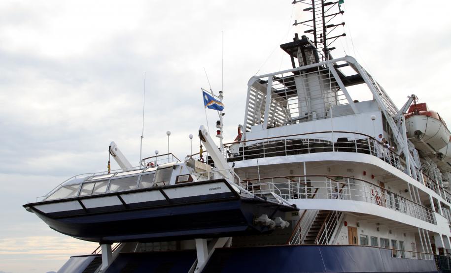 Um dia antes do fim do Verão, fechando a temporada de cruzeiros 2013/14, o navio o Sea Explorer (Marujo) atracou nesta quarta-feira (19), por volta das 7h30, no Porto de Paranaguá. Os cerca de 90 passageiros, a maioria norte americanos com mais de 60 anos, aproveitam a parada turística - de 12 horas - para visitar Curitiba.