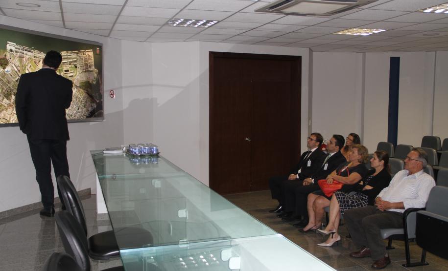 Nesta segunda-feira (31), juízes federais, analistas, técnicos e estagiários da subseção da Justiça Federal, em Paranaguá, visitaram o Porto de Paranaguá. No auditório Emir Roth, os magistrados e equipe assistiram à palestra do superintendente da Administração dos Portos de Paranaguá e Antonina (Appa), Luiz Henrique Dividino.