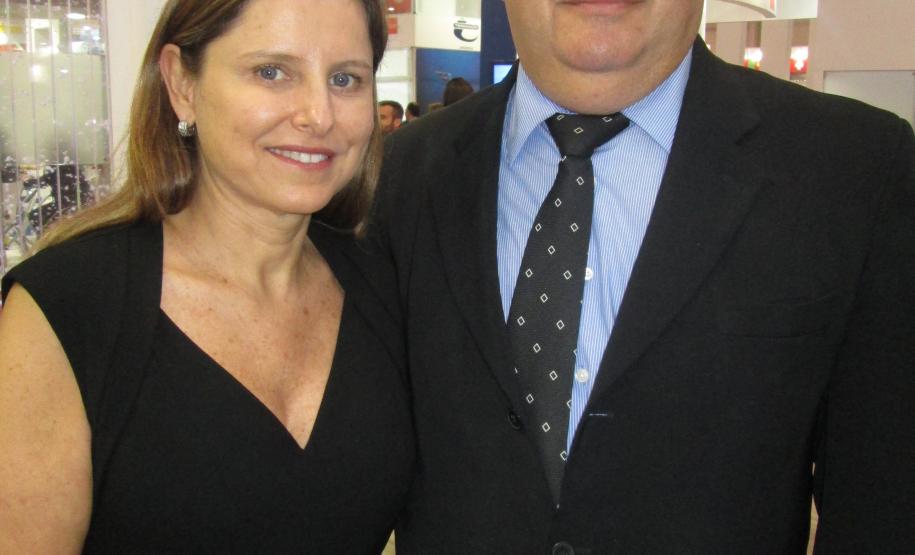 Jacqueline Wendpap assume a diretoria administrativa financeira. Na foto, ao lado do ex-diretor Frísoli, na Intermodal 2014.