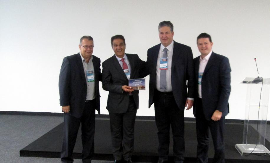 No segundo dia da maior feira de logística da América Latina, Portos do PR recebem do TCP, Prêmio Especial pela operação do maior navio movimentado