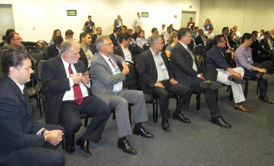 No segundo dia da maior feira de logística da América Latina, Portos do PR recebem do TCP, Prêmio Especial pela operação do maior navio movimentado