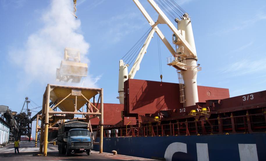 Demurrage paga pelo setor de fertilizantes cai 23% em Paranaguá Melhorias operacionais e logísticas permitiram que o tempo de espera dos navios diminuísse, além de agilizar a descarga dos produtos. Estudo realizado pelo Sindiadubos comparou as multas pagas pelo setor em 2012 e 2013.