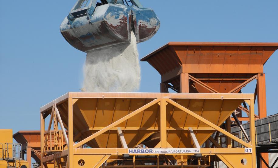 Melhorias operacionais e logísticas permitiram que o tempo de espera dos navios diminuísse, além de agilizar a descarga dos produtos. Estudo realizado pelo Sindiadubos comparou as multas pagas pelo setor em 2012 e 2013.