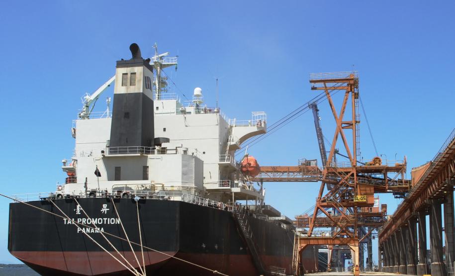 Exportações de grãos crescem 20% pelo Corredor do Porto de Paranaguá Segundo o superintendente, a quantidade de caminhões que chega para descarregar grãos no Porto de Paranaguá também aumentou: está 25% maior do que o que se registrou no primeiro trimestre de 2013.