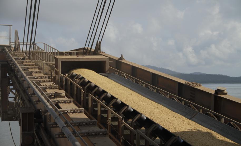 O Corredor de Exportação do Porto de Paranaguá registrou, no primeiro trimestre do ano, aumento de 20% na movimentação dos granéis, em relação ao mesmo período de 2013. De janeiro a março de 2014, o volume de grãos exportado – soja, milho e farelo de soja – foi de aproximadamente 4 milhões de toneladas.