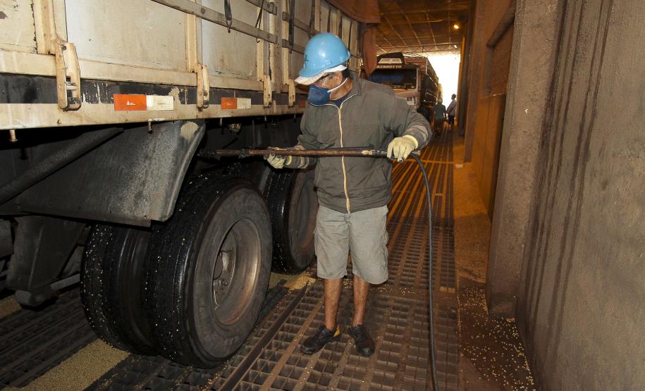 Operadores portuários intensificam ações para manutenção da limpeza Parceiros da Appa no objetivo de manter a cidade limpa, terminais exportadores de grãos criam soluções para melhorar o asseio dos caminhões depois da descarga