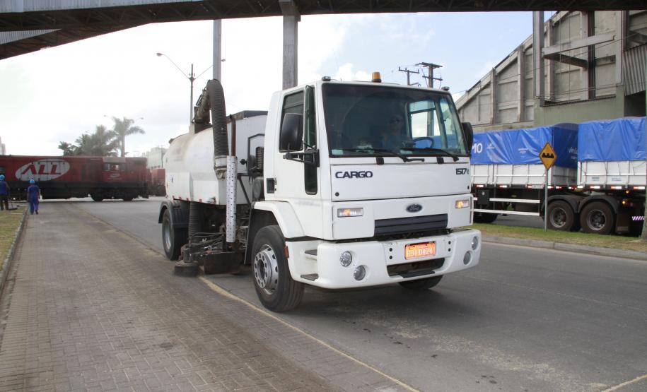 Parceiros da Appa no objetivo de manter a cidade limpa, terminais exportadores de grãos criam soluções para melhorar o asseio dos caminhões depois da descarga.
