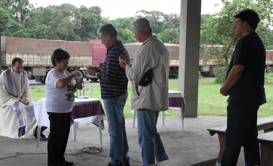 A Administração dos Portos de Paranaguá e Antonina (Appa) realizou, nesta terça-feira (15), mais uma edição do Porto em Ação. A ação integrada tem o objetivo de promover uma feira de informações e serviços aos caminhoneiros, dando enfoque principalmente para as regras do carga online e a importância do caminhoneiro para manter a cidade de Paranaguá mais limpa.