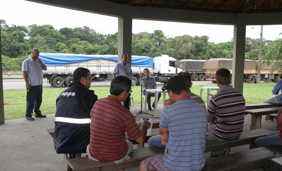 A Administração dos Portos de Paranaguá e Antonina (Appa) realizou, nesta terça-feira (15), mais uma edição do Porto em Ação. A ação integrada tem o objetivo de promover uma feira de informações e serviços aos caminhoneiros, dando enfoque principalmente para as regras do carga online e a importância do caminhoneiro para manter a cidade de Paranaguá mais limpa.