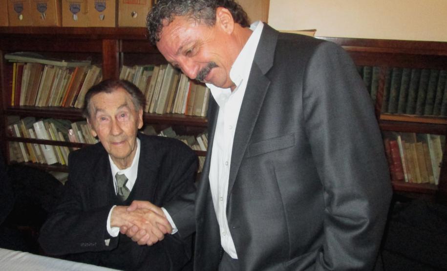 Livro resgata a história do Porto de Antonina

Escrito pelo portuário aposentado Algacyr Morgenstern, o livro resgata a história do porto através dos estudos de historiadores antoninenses.