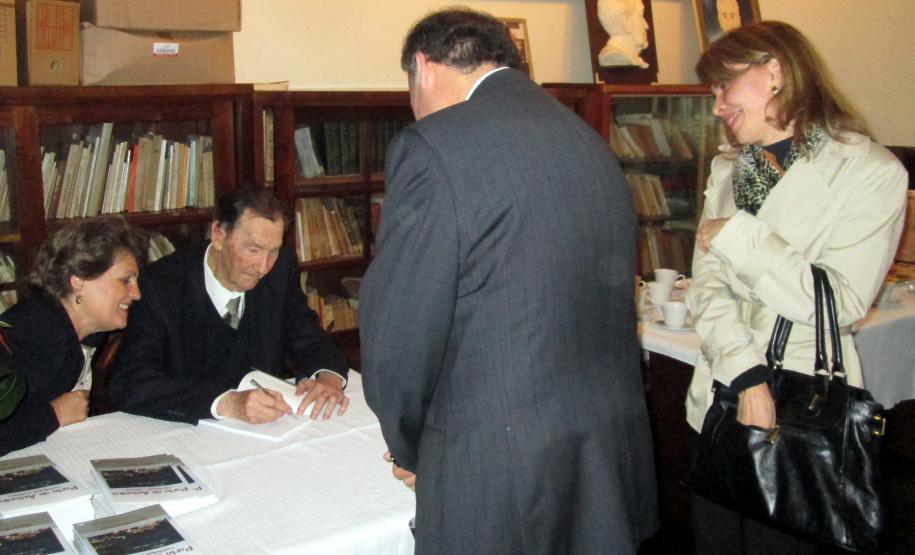 Escrito pelo portuário aposentado Algacyr Morgenstern, o livro resgata a história do porto através dos estudos de historiadores antoninenses.