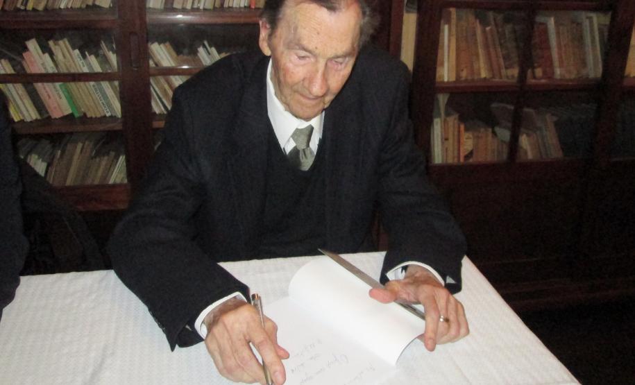 Escrito pelo portuário aposentado Algacyr Morgenstern, o livro resgata a história do porto através dos estudos de historiadores antoninenses.