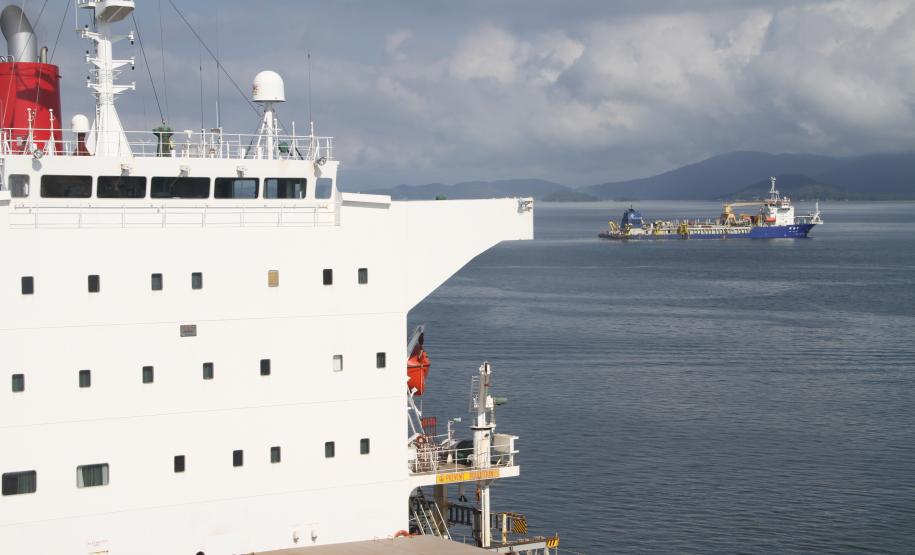 Obra, que há cerca de uma década não era realizada nos portos paranaenses, está sendo feita pelo Governo do Paraná. Vencida a primeira etapa, o trabalho seguirá na bacia de evolução e no canal de Antonina