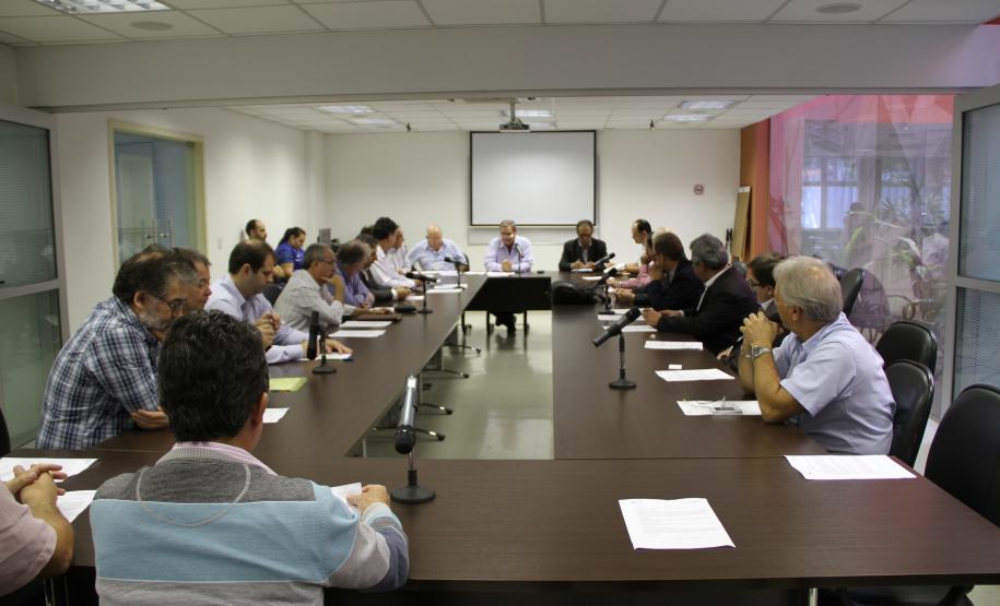 Nesta quinta-feira (24), o Conselho de Autoridade Portuária (Cap) do Porto de Paranaguá realizou a primeira reunião de 2014. Na ocasião, 30 membros foram empossados - alguns novos integrantes, outros reconduzidos, como titulares e suplentes, para os próximos dois anos. A partir de agora, por determinação na nova lei de Portos, como um órgão consultivo, não mais deliberativo, o CAP volta se reunir em nova formação; com três e não mais quatro blocos.