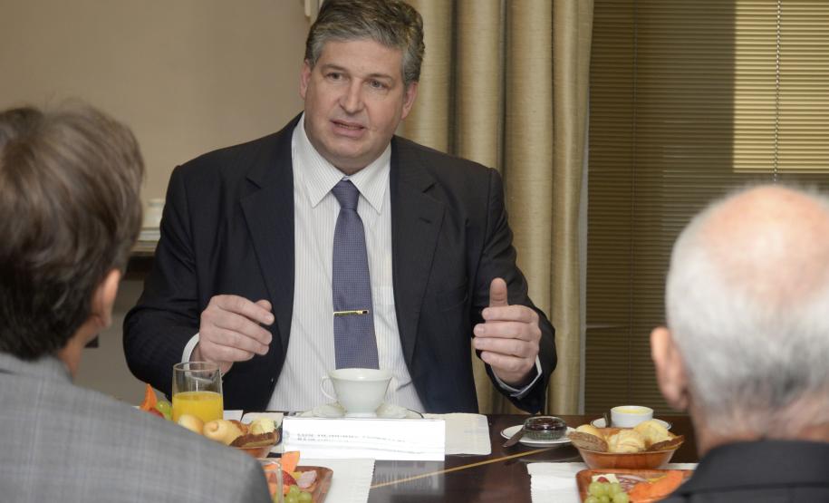 O superintendente dos portos de Paranaguá e Antonina, Luiz Henrique Dividino, participou nesta manhã (07), na sede da Associação Comercial de Curitiba (ACP), como palestrante convidado da reunião mensal do Conselho de Comércio Exterior e Relações Internacionais (Comex-RI) da ACP.