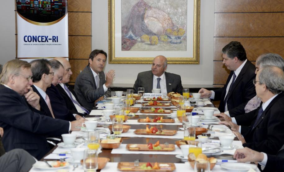 Além de tirar dúvida dos empresários e representantes do setor acadêmico paranaense, Dividino falou sobre os principais desafios que atingem o setor portuário paranaense, as melhorias implantadas nos portos do Paraná e a expectativa de liberação de recursos e realização de licitações por parte do Governo Federal.