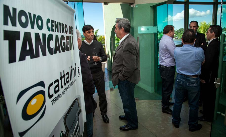 A Cattalini Terminais Marítimos anunciou nesta terça-feira (03), em Paranaguá, o programa de investimentos para ampliação do parque de tancagem da empresa. A obra viabilizará a adição de mais 140 mil m³ de capacidade para armazenagem de granéis líquidos na sua primeira fase que se somarão aos 380 mil m³ já existentes, consolidando a posição de maior terminal privado de granéis líquidos do Brasil.