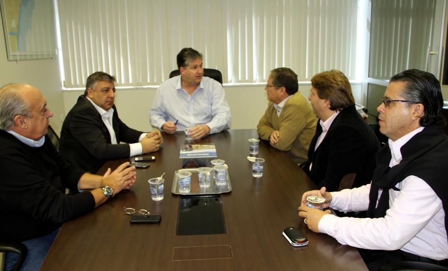 Da reunião com o prefeito de Paranaguá, Edison Kersten, na última terça-feira (3), segundo a assessoria de imprensa da Prefeitura Municipal, “por parte do Porto, abriu-se a possibilidade de serem revertidas para o município as receitas advindas de multas ambientais aplicadas. Esse recurso seria usado exclusivamente para ações relativas à limpeza e pavimentação para a cidade de Paranaguá”.