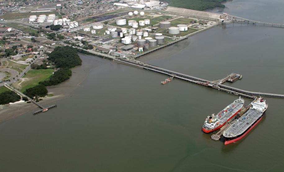 Portos do PR registram alta de 7% na movimentação de cargas Líquidos - Em 2014, o volume de granéis líquidos movimentado foi de mais de 1,8 milhão de toneladas, 8% a mais que o registrado nos cinco primeiros meses de 2013 (com pouco mais de 1,7 milhão). Entre esses produtos, se destacam as movimentações de óleos vegetais, principalmente de exportação (quase 105,5 mil toneladas) e derivados de petróleo (quase 207 mil toneladas), importação e exportação.