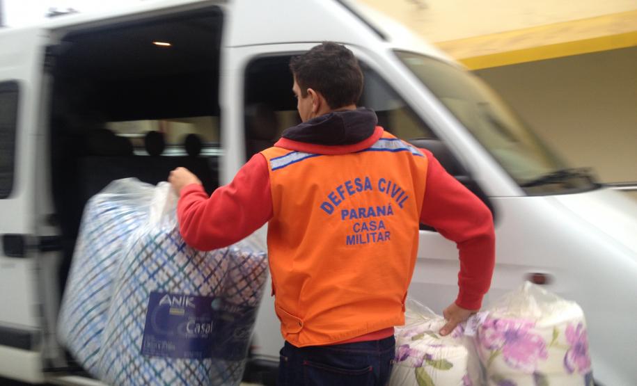 Esta semana, a Administração dos Portos de Paranaguá e Antonina (Appa) se integrou à rede solidária que se instalou no Paraná para ajudar a população dos 130 municípios atingidos pelas enchentes do último final de semana. Com doações, em dinheiro, dos próprios portuários e das empresas operadoras, foram comprados 715 edredons, que estão sendo levados para o barracão da Provopar, pelo Corpo de Bombeiros local e Defesa Civil.