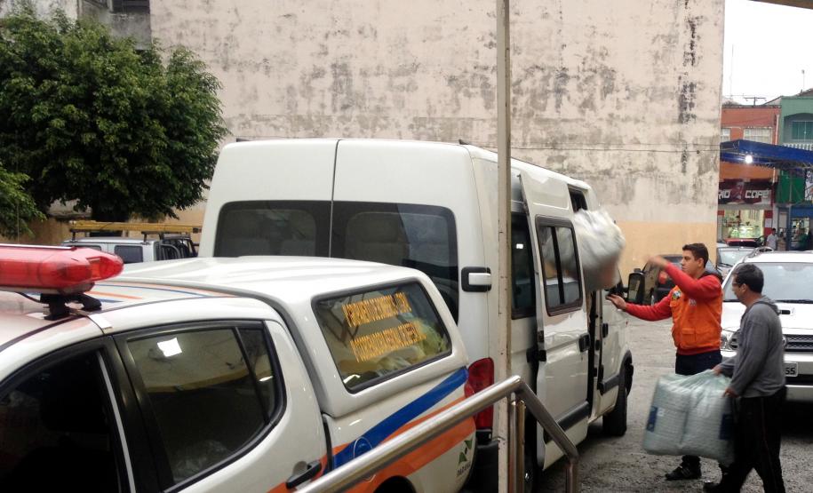 Esta semana, a Administração dos Portos de Paranaguá e Antonina (Appa) se integrou à rede solidária que se instalou no Paraná para ajudar a população dos 130 municípios atingidos pelas enchentes do último final de semana. Com doações, em dinheiro, dos próprios portuários e das empresas operadoras, foram comprados 715 edredons, que estão sendo levados para o barracão da Provopar, pelo Corpo de Bombeiros local e Defesa Civil.