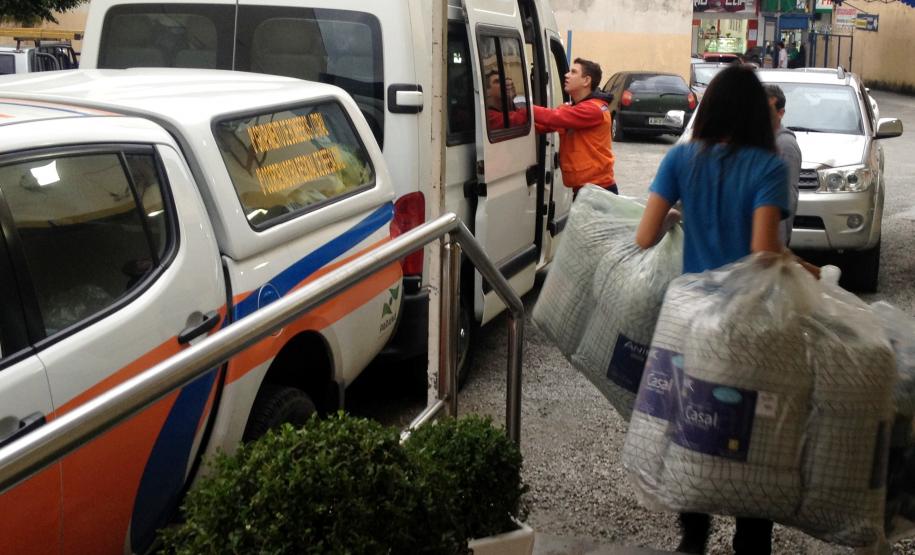 Esta semana, a Administração dos Portos de Paranaguá e Antonina (Appa) se integrou à rede solidária que se instalou no Paraná para ajudar a população dos 130 municípios atingidos pelas enchentes do último final de semana. Com doações, em dinheiro, dos próprios portuários e das empresas operadoras, foram comprados 715 edredons, que estão sendo levados para o barracão da Provopar, pelo Corpo de Bombeiros local e Defesa Civil.
