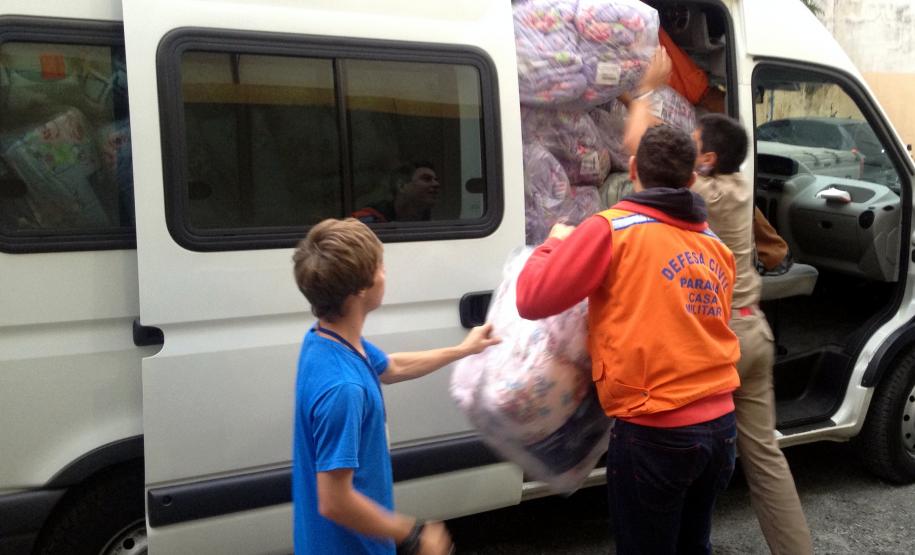 Esta semana, a Administração dos Portos de Paranaguá e Antonina (Appa) se integrou à rede solidária que se instalou no Paraná para ajudar a população dos 130 municípios atingidos pelas enchentes do último final de semana. Com doações, em dinheiro, dos próprios portuários e das empresas operadoras, foram comprados 715 edredons, que estão sendo levados para o barracão da Provopar, pelo Corpo de Bombeiros local e Defesa Civil.