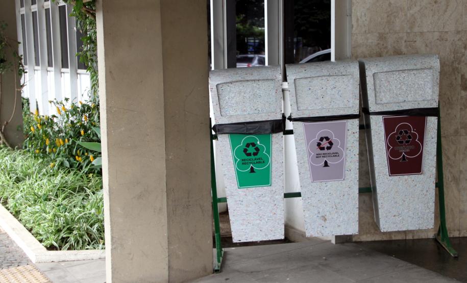 A Administração dos Portos de Paranaguá e Antonina (Appa) está instalando, em toda a região portuária, 108 caçambas e 120 kits de lixeiras para separação do lixo. A ação integra o Programa de Gestão de Resíduos Sólidos (PGRS) e tem por objetivo dar destinação correta ao lixo produzido na região do Porto.