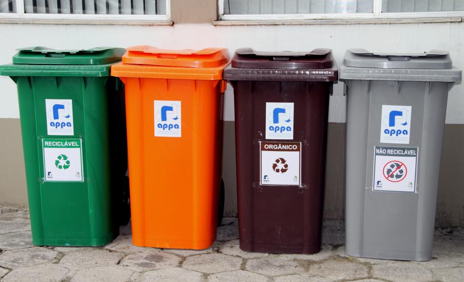 A Administração dos Portos de Paranaguá e Antonina (Appa) está instalando, em toda a região portuária, 108 caçambas e 120 kits de lixeiras para separação do lixo. A ação integra o Programa de Gestão de Resíduos Sólidos (PGRS) e tem por objetivo dar destinação correta ao lixo produzido na região do Porto.
