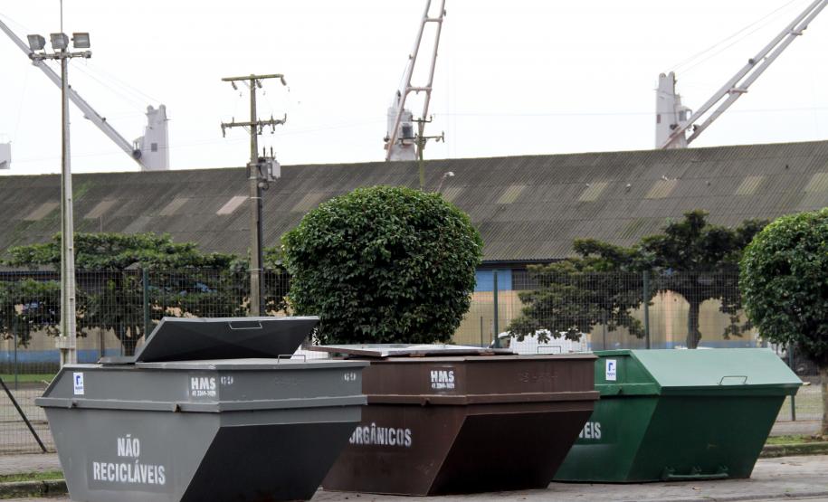 A Administração dos Portos de Paranaguá e Antonina (Appa) está instalando, em toda a região portuária, 108 caçambas e 120 kits de lixeiras para separação do lixo. A ação integra o Programa de Gestão de Resíduos Sólidos (PGRS) e tem por objetivo dar destinação correta ao lixo produzido na região do Porto.