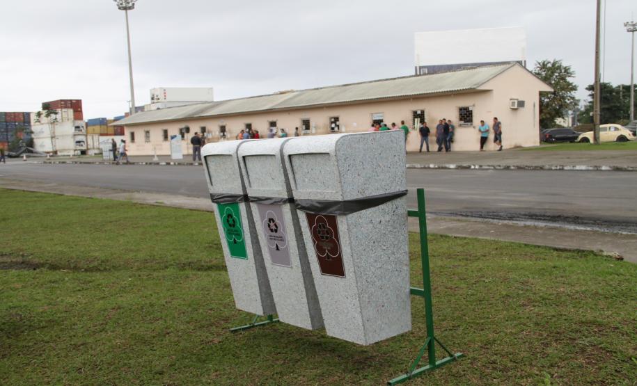 A Administração dos Portos de Paranaguá e Antonina (Appa) está instalando, em toda a região portuária, 108 caçambas e 120 kits de lixeiras para separação do lixo. A ação integra o Programa de Gestão de Resíduos Sólidos (PGRS) e tem por objetivo dar destinação correta ao lixo produzido na região do Porto.