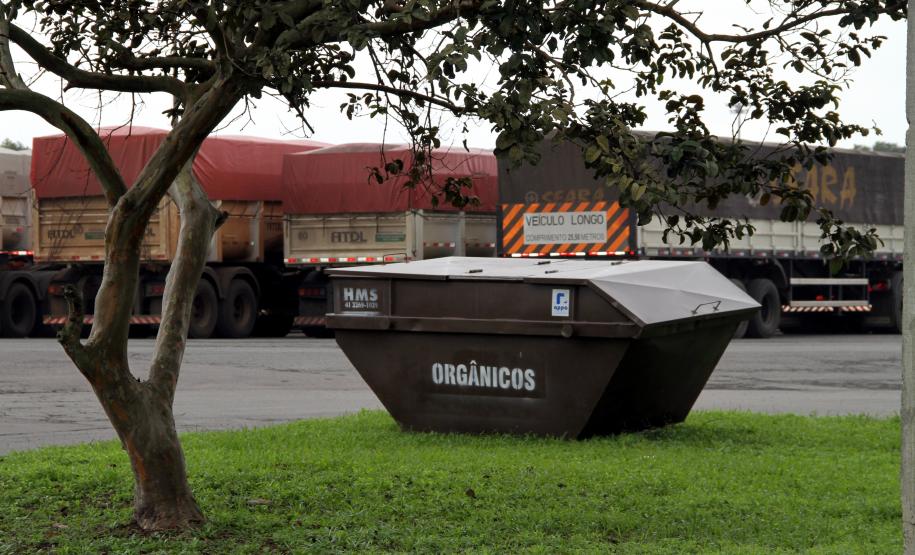 A Administração dos Portos de Paranaguá e Antonina (Appa) está instalando, em toda a região portuária, 108 caçambas e 120 kits de lixeiras para separação do lixo. A ação integra o Programa de Gestão de Resíduos Sólidos (PGRS) e tem por objetivo dar destinação correta ao lixo produzido na região do Porto.