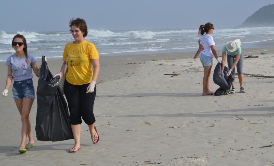 A equipe de Educação Ambiental da Administração dos Portos de Paranaguá e Antonina (Appa) promoveu, no último sábado (14), a limpeza das praias da Ilha do Mel. A ação foi realizada em parceria com o escritório regional do Instituto Ambiental do Paraná (IAP), com a Organização Não Governamental Parceiros do Mar e com a comunidade da ilha. A atividade integra o Programa de Educação Ambiental da Appa e outras ações semelhantes estão previstas para o segundo semestre.
