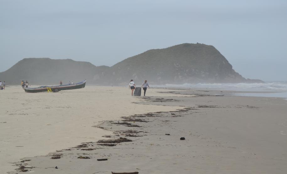 A equipe de Educação Ambiental da Administração dos Portos de Paranaguá e Antonina (Appa) promoveu, no último sábado (14), a limpeza das praias da Ilha do Mel. A ação foi realizada em parceria com o escritório regional do Instituto Ambiental do Paraná (IAP), com a Organização Não Governamental Parceiros do Mar e com a comunidade da ilha. A atividade integra o Programa de Educação Ambiental da Appa e outras ações semelhantes estão previstas para o segundo semestre.