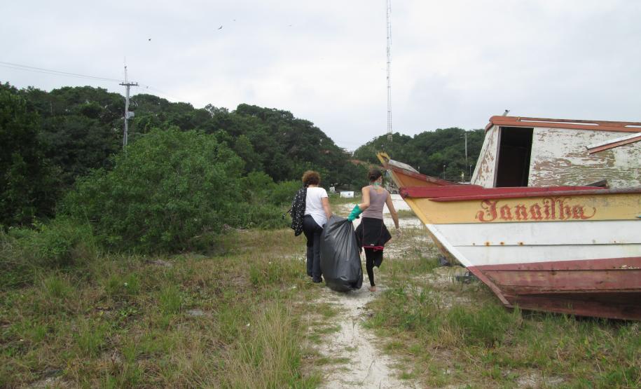 A equipe de Educação Ambiental da Administração dos Portos de Paranaguá e Antonina (Appa) promoveu, no último sábado (14), a limpeza das praias da Ilha do Mel. A ação foi realizada em parceria com o escritório regional do Instituto Ambiental do Paraná (IAP), com a Organização Não Governamental Parceiros do Mar e com a comunidade da ilha. A atividade integra o Programa de Educação Ambiental da Appa e outras ações semelhantes estão previstas para o segundo semestre.