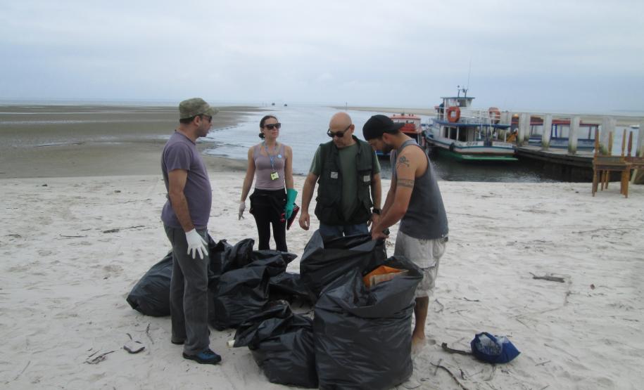 A equipe de Educação Ambiental da Administração dos Portos de Paranaguá e Antonina (Appa) promoveu, no último sábado (14), a limpeza das praias da Ilha do Mel. A ação foi realizada em parceria com o escritório regional do Instituto Ambiental do Paraná (IAP), com a Organização Não Governamental Parceiros do Mar e com a comunidade da ilha. A atividade integra o Programa de Educação Ambiental da Appa e outras ações semelhantes estão previstas para o segundo semestre.
