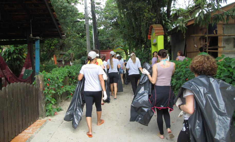 A equipe de Educação Ambiental da Administração dos Portos de Paranaguá e Antonina (Appa) promoveu, no último sábado (14), a limpeza das praias da Ilha do Mel. A ação foi realizada em parceria com o escritório regional do Instituto Ambiental do Paraná (IAP), com a Organização Não Governamental Parceiros do Mar e com a comunidade da ilha. A atividade integra o Programa de Educação Ambiental da Appa e outras ações semelhantes estão previstas para o segundo semestre.