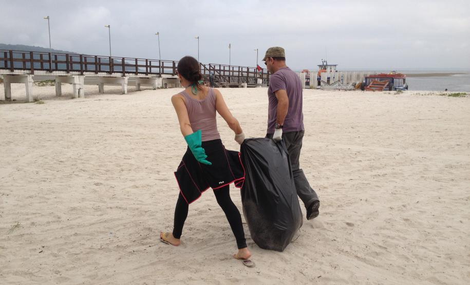 A equipe de Educação Ambiental da Administração dos Portos de Paranaguá e Antonina (Appa) promoveu, no último sábado (14), a limpeza das praias da Ilha do Mel. A ação foi realizada em parceria com o escritório regional do Instituto Ambiental do Paraná (IAP), com a Organização Não Governamental Parceiros do Mar e com a comunidade da ilha. A atividade integra o Programa de Educação Ambiental da Appa e outras ações semelhantes estão previstas para o segundo semestre.