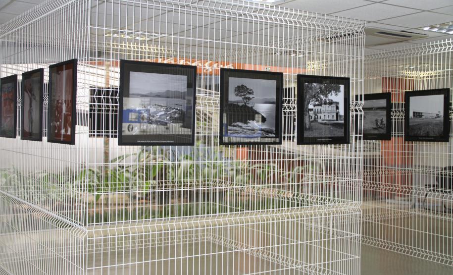 A Administração dos Portos de Paranaguá e Antonina (Appa) abre nesta segunda-feira (23), na sede do Porto de Paranaguá, a exposição “Jesus Santoro – A Revelação de Um Mestre”. Organizada pelo Museu da Imagem e do Som do Paraná (MIS/PR) a mostra tem curadoria do fotógrafo João Urban.