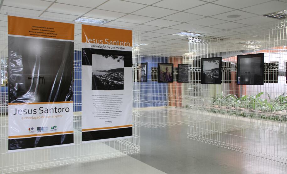 A Administração dos Portos de Paranaguá e Antonina (Appa) abre nesta segunda-feira (23), na sede do Porto de Paranaguá, a exposição “Jesus Santoro – A Revelação de Um Mestre”. Organizada pelo Museu da Imagem e do Som do Paraná (MIS/PR) a mostra tem curadoria do fotógrafo João Urban.