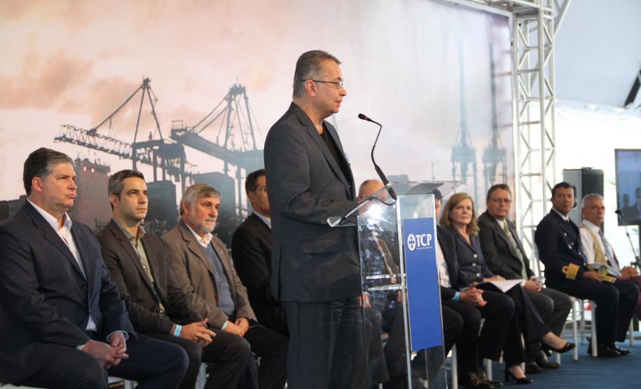 Na foto o diretor Juarez Moraes e Silva (TCP) - O TCP já recebeu o primeiro lote de seis, de um total de dez, transtêineres. Os novos equipamentos podem empilhar em alturas de até seis contêineres, com velocidade de operação de um contêiner por minuto, o que deve reduzir tempo de espera para retirada das cargas no terminal. A chegada do segundo lote restante de quatro transtêineres está prevista para o final do mês de julho.